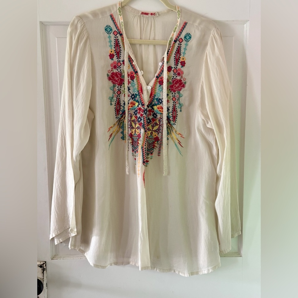 Johnny Was cream color ladies blouse with embroidery detail. Size XL